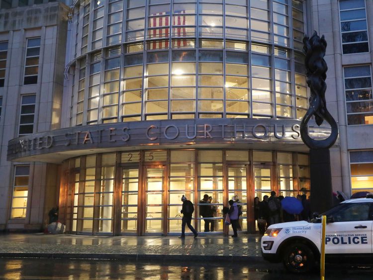 Un véhicule de la police se tient devant le tribunal fédéral de Brooklyn avant le début du procès de Joaquin Guzman, le seigneur de la drogue mexicain connu sous le nom de 
