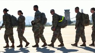 Des soldats de Fort Bragg, en Caroline du Nord, sont arrivés à la base aérienne Davis-Monthan le 2 novembre pour attendre l'arrivée de demandeurs d'asile à des centaines de kilomètres de la frontière américaine. "Srcset =" https: //e3.365dm .com / 18/11 / 320x180 / skynews-us-troupes-arizona_4474548.jpg? 20181103120642 320w, https://e3.365dm.com/18/11/640x380/skynews-us-troops-arizona_4474548.jpg?207406424040 , https://e3.365dm.com/18/11/736x414/skynews-us-troops-arizona_4474548.jpg?20181103120642 736w, https://e3.365dm.com/18/11/992x558/skynews-us- troupes-arizona_4474548.jpg? 20181103120642 992w, https://e3.365dm.com/18/11/1096x616/skynews-us-troops-arizona_4474548.jpg?20181103120642 1096w, https://e3.365dm.com/18/ 11 / 1600x900 / skynews-us-troupes-arizona_4474548.jpg? 20181103120642 1600w, https://e3.365dm.com/18/11/1920x1080/skynews-us-troops-arizona_4474548.jpg?sng=2071103120642, e3.365dm.com/18/11/2048x1152/skynews-us-troops-arizona_4474548.jpg?20181103120642 2048w "tailles =" (largeur minimale: 900px) 992px , 100vw