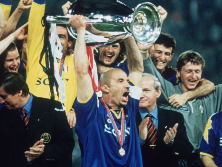 Gianluca Vialli remporte le trophée de la Ligue des champions après la victoire de la Juventus sur l'Ajax en 1996