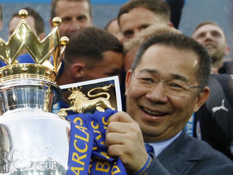 Le propriétaire de l'équipe du club de football de Leicester City, Vichai Srivaddhanaprabha, participe à un défilé célébrant le titre de Premier League anglaise du club à Bangkok, Thaïlande, le 19 mai 2016. REUTERS / Athit Perawongmetha
Image fournie par Action Images