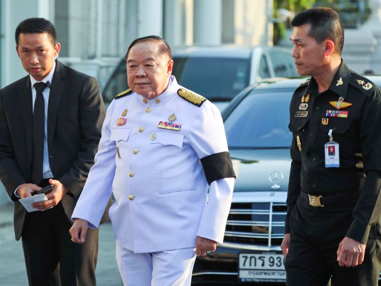 Le Premier ministre adjoint de la Thaïlande, Prawit Wongsuwan, arrive pour les obsèques de Vichai Srivaddhanaprabha