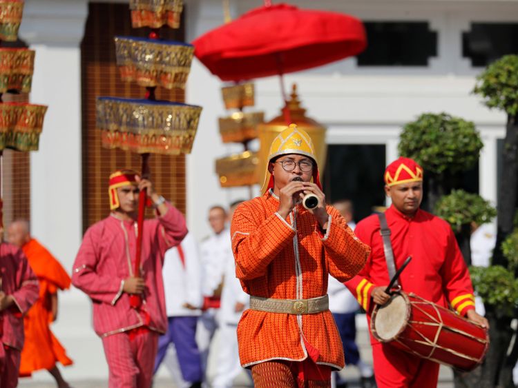 Les soldats royaux assister à une procession au temple où les funérailles de Vichai Srivaddhanaprabha
