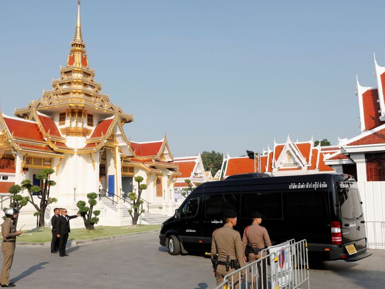 Un véhicule transportant le corps de Vichai Srivaddhanaprabha arrive au temple Wat Debsirindrawas