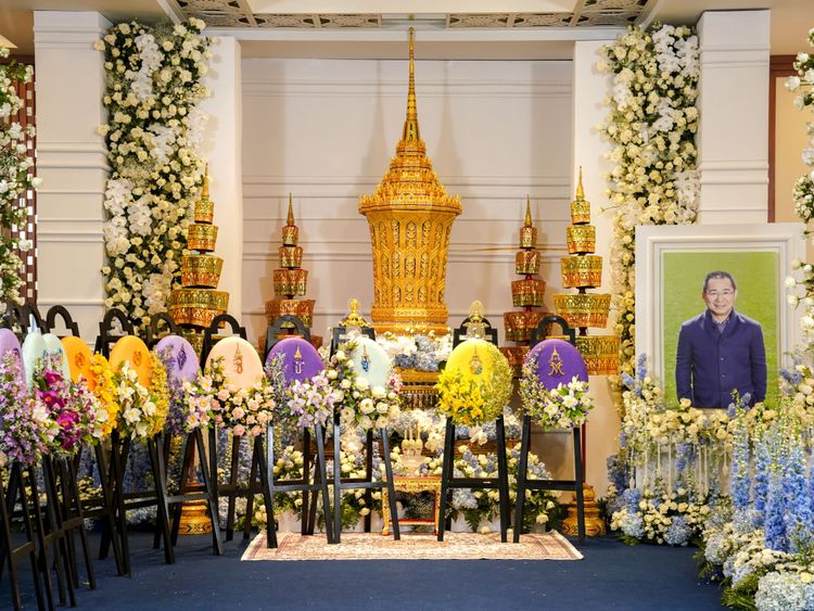 L'urne dorée à huit faces qui occupe une place centrale aux funérailles de Vichai Srivaddhanaprabha