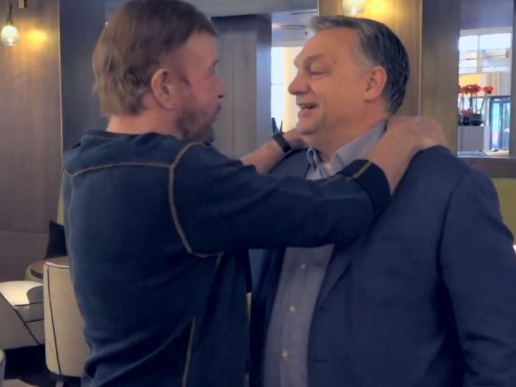 Chuck Norris, à gauche, et Viktor Orban se sont embrassés. Crédit: @orbanviktor