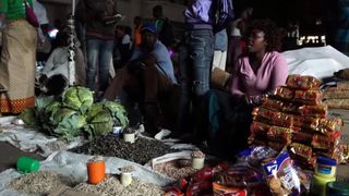 Les marchés de fortune s'animent après la tombée de la nuit "srcset =" https://e3.365dm.com/18/10/320x180/skynews-zimbabwe-vendors_4452660.jpg?20181014002054 320w, https://e3.365dm.com/18/ 10 / 640x380 / skynews-zimbabwe-vendors_4452660.jpg? 20181014002054 640w, https://e3.365dm.com/18/10/736x414/skynews-zimbabwe-vendors_4452660.jpg?:20151014202054, https: //e com / 18/10 / 992x558 / skynews-zimbabwe-vendors_4452660.jpg? 20181014002054 992w, https://e3.365dm.com/18/10/1096x616/skynews-zimbabwe-vendors_4452660.jpg? 2018w14; e3.365dm.com/18/10/1600x900/skynews-zimbabwe-vendors_4452660.jpg?20181014002054 1600w, https://e3.365dm.com/18/10/1920x1080/skynews-zimbabwe-vendors_445266014j.png https://e3.365dm.com/18/10/2048x1152/skynews-zimbabwe-vendors_4452660.jpg?20181014002054 2048w "tailles =" (largeur minimale: 900px) 992px, 100vw