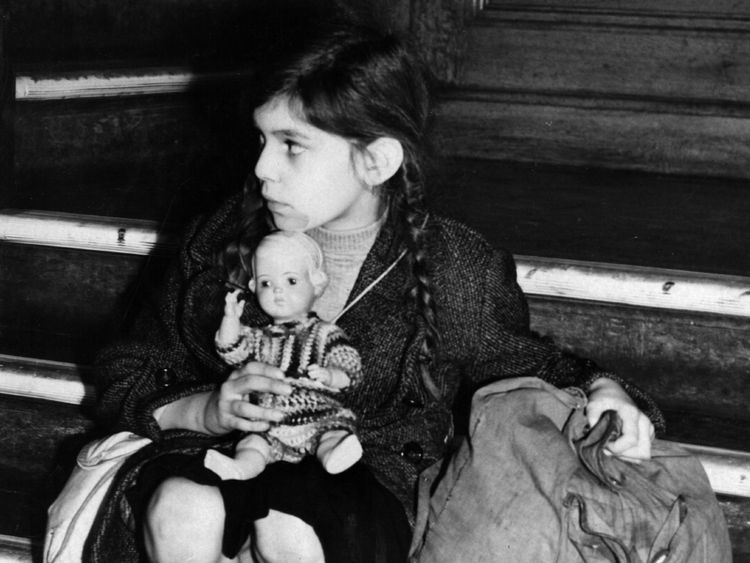 2 décembre 1938: Josepha Salmon, âgée de 8 ans, seule et fatiguée, la première de 5 000 réfugiés juifs et non aryens, connue sous le nom de "Kindertransport", arrive à Harwich en provenance d'Allemagne, à destination du camp de Dovercourt Bay . (Photo de Fred Morley / Getty Images)