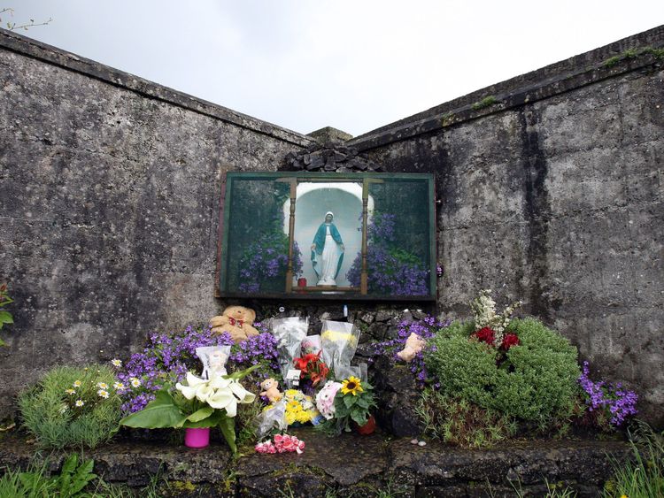 Un sanctuaire à Tuam, à la mémoire de centaines d'enfants qui auraient été enterrés sur le site