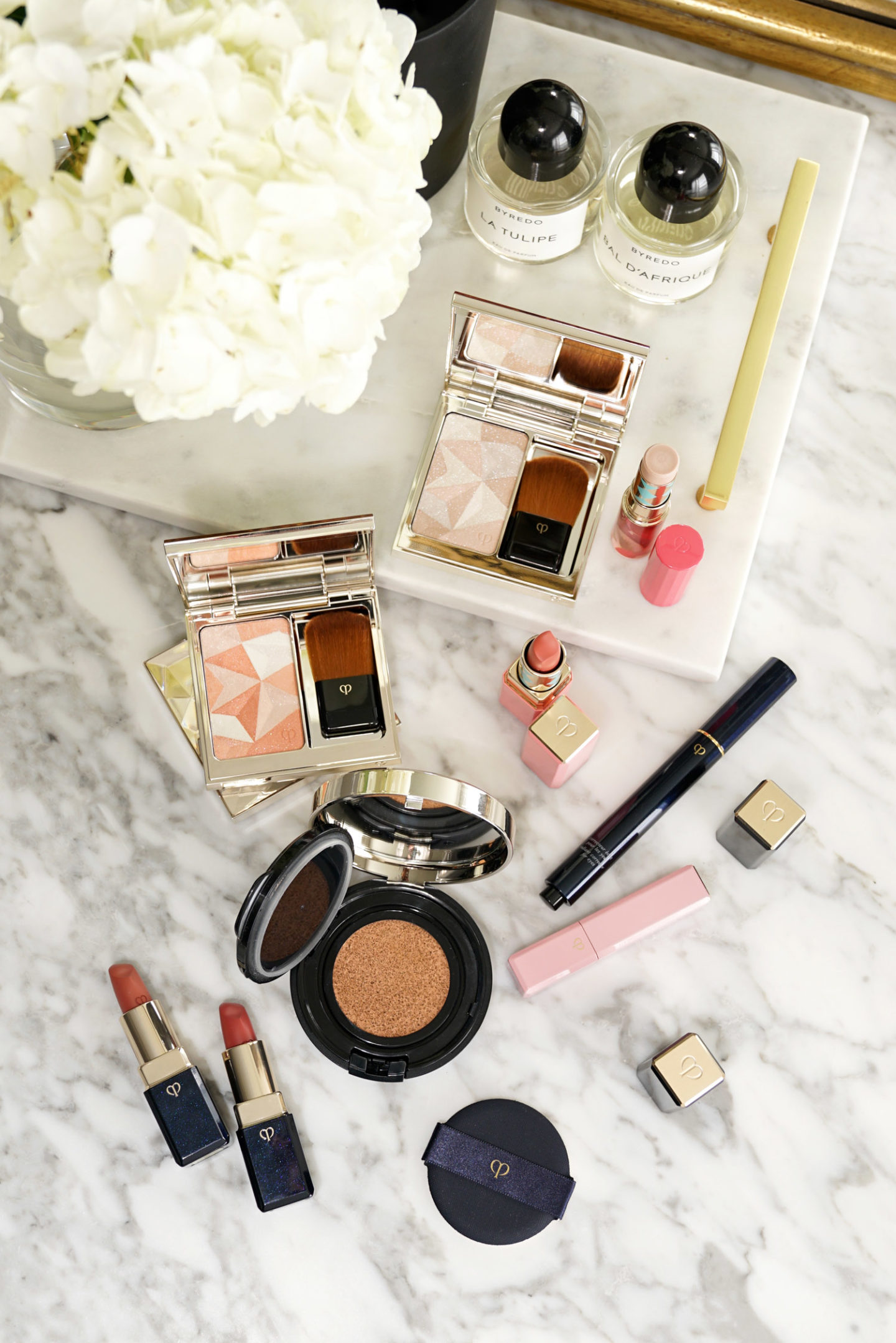 Fond de teint radiant Cle de Peau Haul, rehausseur de visage éclairant, bâton de surbrillance et plus | Le look book beauté