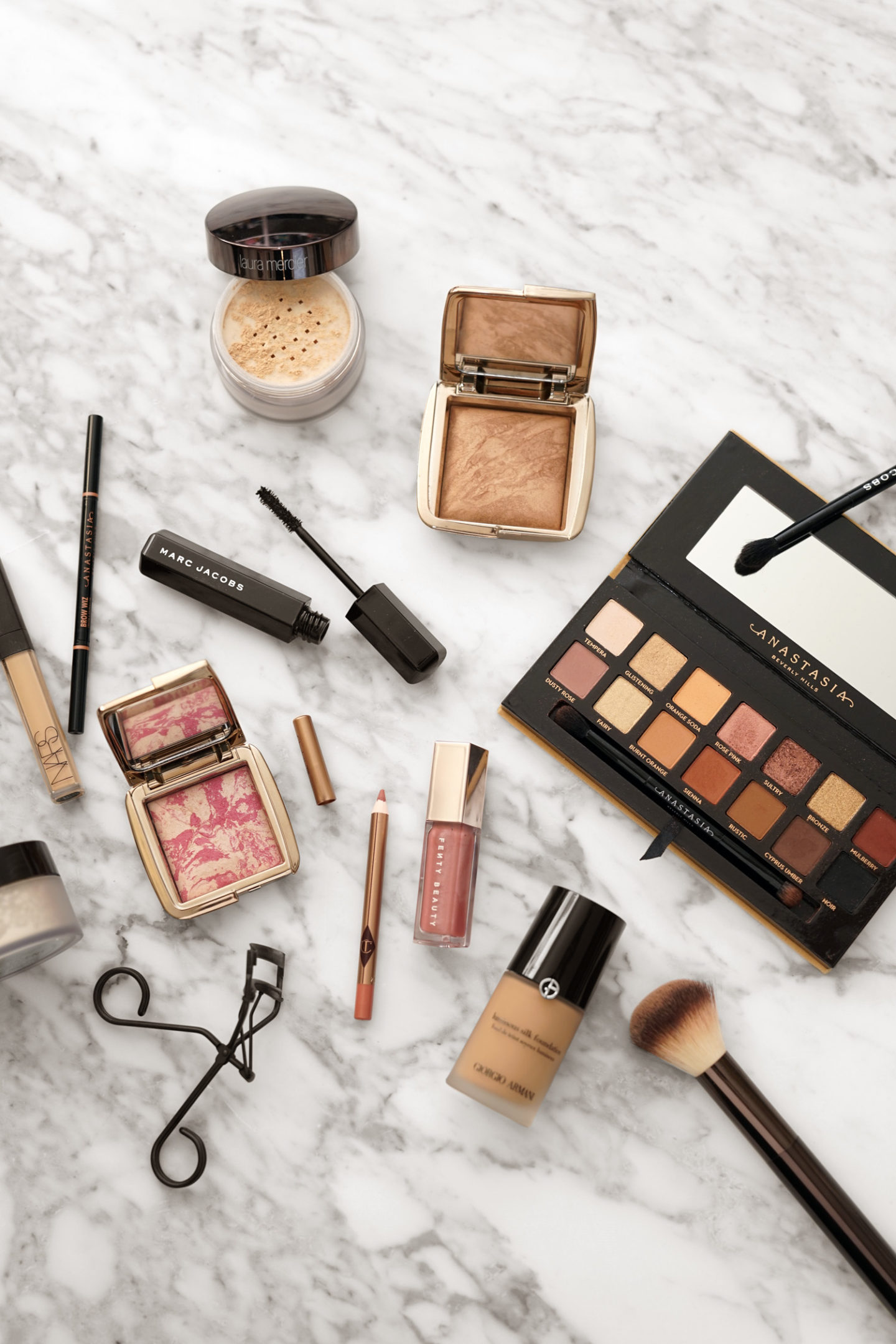 Soft Glam Glowy Makeup avec Anastasia Soft Glam, bronzier à éclairage ambiant pour sablier, Fenty Gloss Bomb Fussy | Le look book beauté
