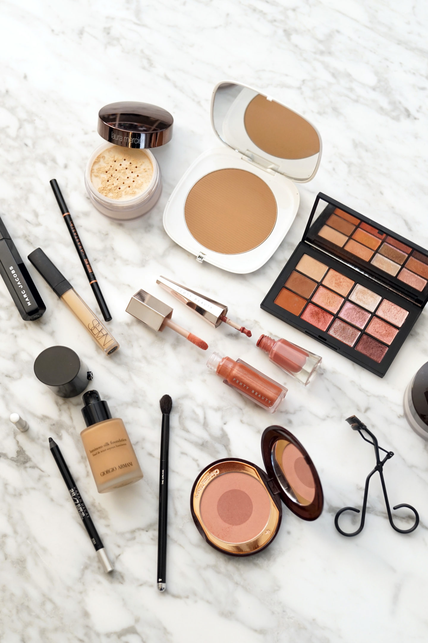 Ombre à paupières enflammée NARS, Fenty Glow, peinture pour les lèvres Fenty Stunna non coiffée, Fondation Armani Luminous Silk