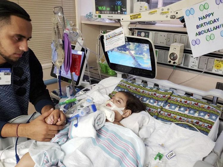Ali Hassan avec son fils mourant, Abdullah, 2 ans, dans un hôpital de Sacramento. Pic: Conseil sur les relations américano-islamiques