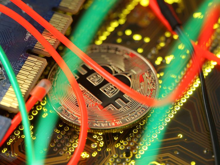 Représentation de la monnaie virtuelle Bitcoin sur une carte mère PC