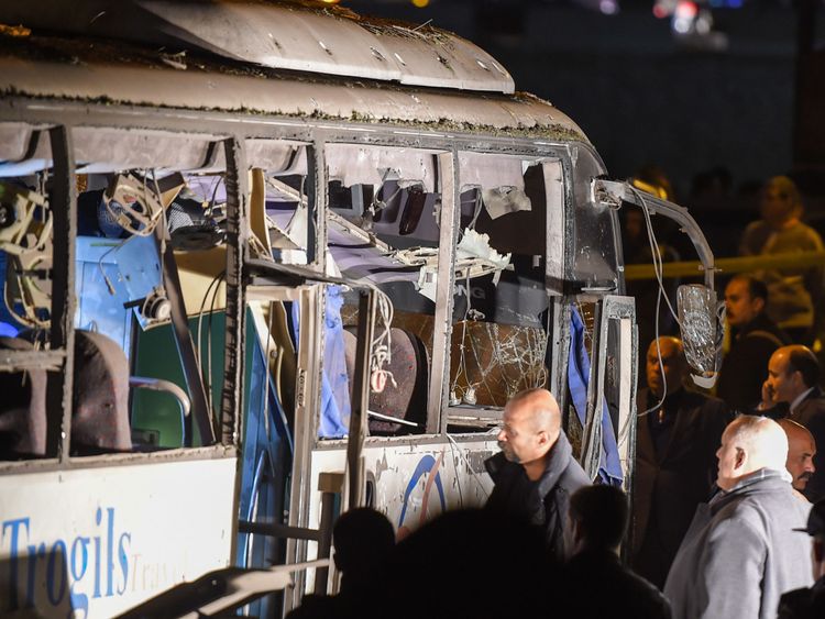 Le bus a été touché par une bombe au bord de la route