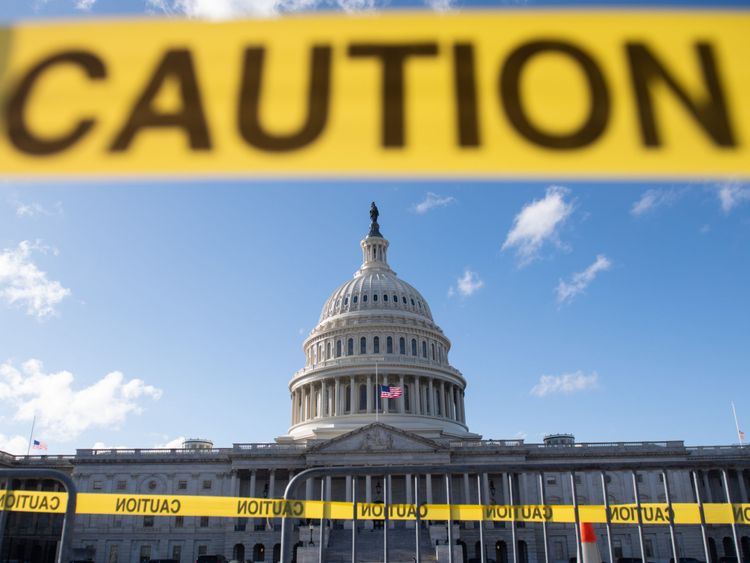 Le Capitole des États-Unis se prépare à un éventuel arrêt partiel du gouvernement à Washington, le 21 décembre 2018.