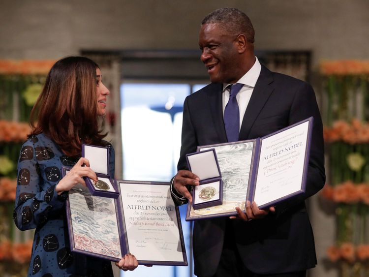 Les lauréates du prix de la paix irakienne Nadia Murad et le docteur congolais Denis Mukwege reçoivent le prix Nobel de la paix pour leurs efforts visant à mettre un terme à l'utilisation de la violence sexuelle comme arme de guerre et conflit armé à la cérémonie du prix Nobel de la paix à l'hôtel de ville d'Oslo à Oslo en Norvège 10 2018