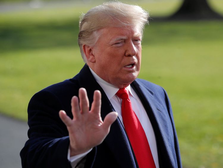 Donald Trump parle aux journalistes alors qu'il quitte la Maison-Blanche pour l'Argentine