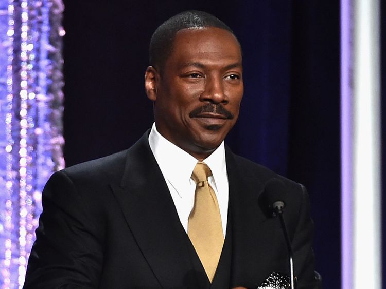 L'acteur Eddie Murphy, lauréat du «Hollywood Career Achievement Award», prononce un discours sur la scène lors de la 20e édition des Hollywood Film Awards, le 6 novembre 2016 à Beverly Hills, en Californie. (Photo par Alberto E. Rodriguez / Getty Images)