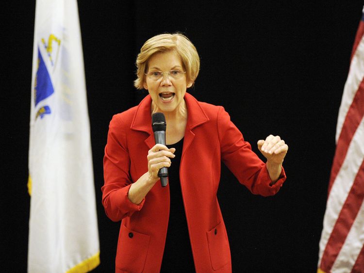 La candidate potentielle à la présidence, la sénatrice Elizabeth Warren, prend la parole lors d'une réunion à Roxbury, dans le Massachusetts