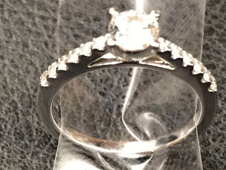 Photo du service de police de la ville de New York, une bague de fiançailles retrouvée par le NYPD sous une grille utilitaire de Times Square est présentée à New York. 