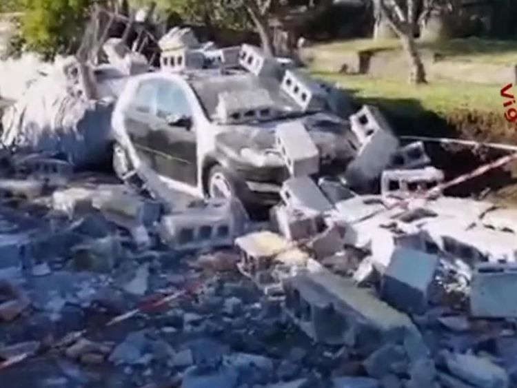 Un tremblement de terre en Italie a causé des dégâts aux voitures et aux maisons