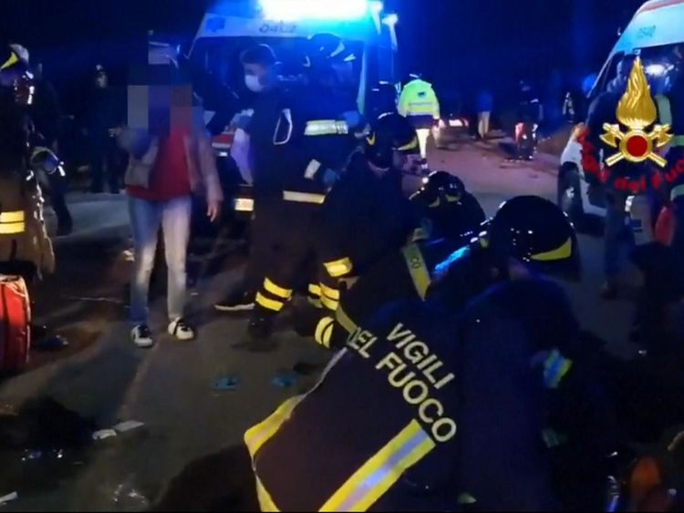 Des responsables des pompiers ont déclaré que six personnes avaient été tuées alors que des personnes tentaient de fuir le site.