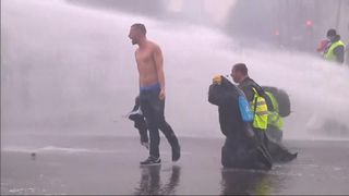 La police anti-émeute française a tiré des gaz lacrymogènes et des canons à eau sur des manifestants "en veste jaune" qui avaient brisé un cordon de sécurité avant la manifestation contre la flambée des prix du carburant. "Srcset =" https://e3.365dm.com/18/12/320x180/skynews-france-fuel -protests_4505383.jpg? 20181201104543 320w, https://e3.365dm.com/18/12/640x380/skynews-france-fuel-protests_4505383.jpg?20181201104543 640w, https://e3.365dm.com/18/12 /736x414/skynews-france-fuel-protests_4505383.jpg?20181201104543 736w, https://e3.365dm.com/18/12/992x558/skynews-france-fuel-protests_4505383.html30183045454529 .365dm.com / 18/12 / 1096x616 / skynews-france-fuel-protests_4505383.jpg? 20181201104543 1096w, https://e3.365dm.com/18/12/1600x900/skynews-france-fuel-protests-4505383.jpg? 20181201104543 1600w, https://e3.365dm.com/18/12/1920x1080/skynews-france-fuel-protests_4505383.jpg?20181201104543 1920w, https://e3.365dm.com/18/12/2048x1152/skynews- france-fuel-protests_4505383.jpg? 20181201104543 2048w "tailles =" (largeur minimale: 900px) 992px, 100vw