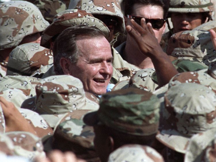 George HW Bush rencontre les troupes américaines pendant la guerre du Golfe