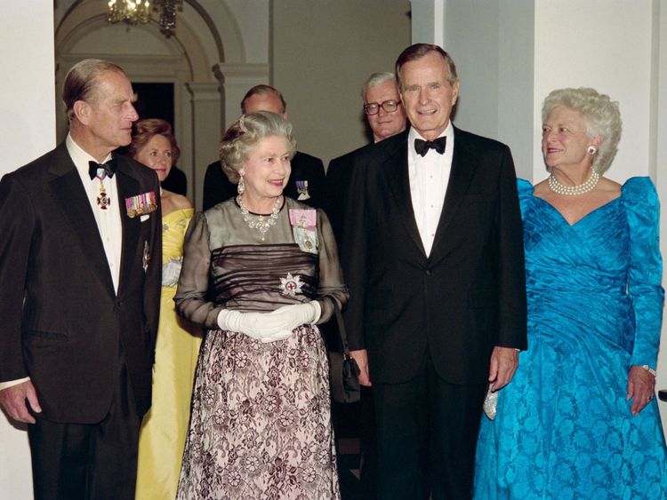La reine avec George et Barbara Bush le 16 mai 1991 à l'ambassade britannique à Washington