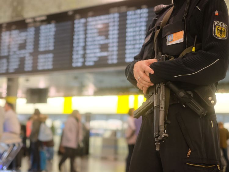 Un officier de police armé patrouille à l'aéroport de Hanovre