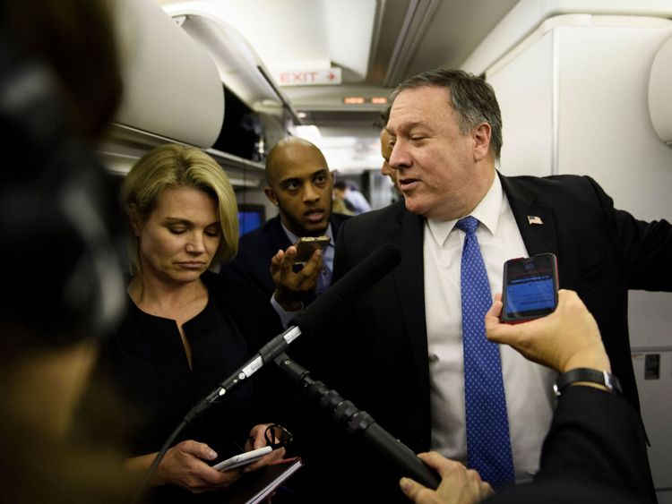 La porte-parole Heather Nauert (à gauche) écoute pendant que le secrétaire d'État américain Mike Pompeo s'entretient avec des journalistes