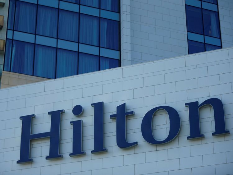 La femme poursuit le propriétaire de l’hôtel, Hilton Worldwide, pour 100 millions de dollars.