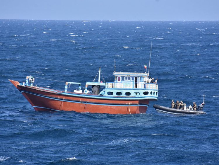 Un embarquement s'approche d'un boutre soupçonné de transporter de la drogue