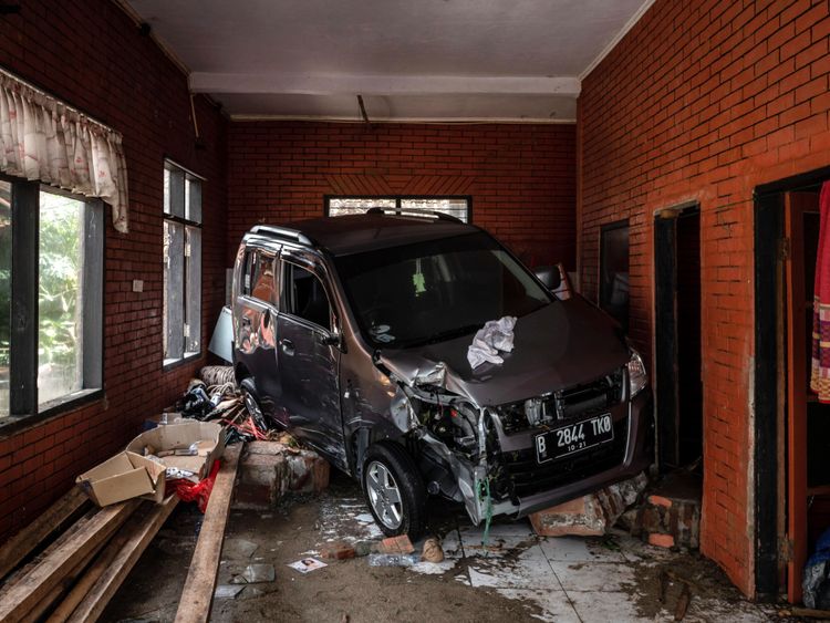 Une voiture endommagée est vue dans une pièce détruite à Carita