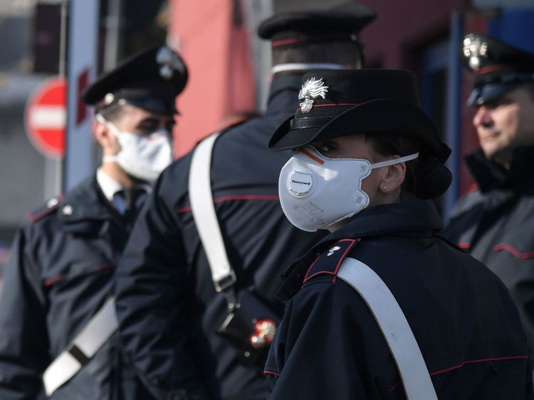 La police portait des masques après l'incendie survenu pendant la nuit à l'usine de traitement des déchets biologiques biologiques de TMB Salario