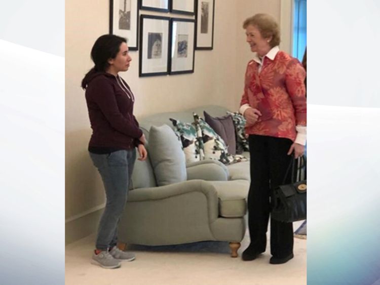 Latifa, à gauche, photographiée avec Mary Robinson. Photo: Ministère des affaires étrangères et de la coopération internationale des Émirats arabes unis