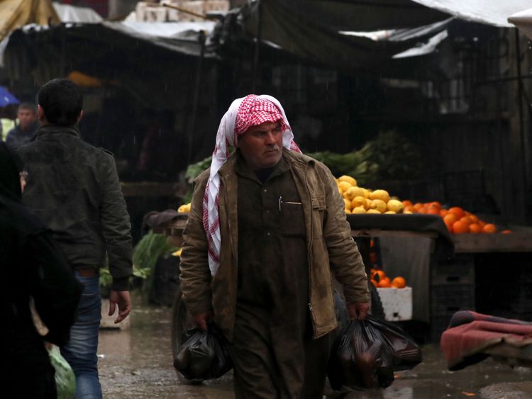 Un homme syrien se promène dans un bazar de la ville de Manbij, dans le nord de la Syrie