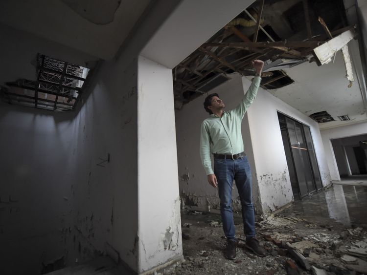 Manuel Villa, secrétaire particulier du maire de Medellin, visite le bâtiment en béton de Monaco
