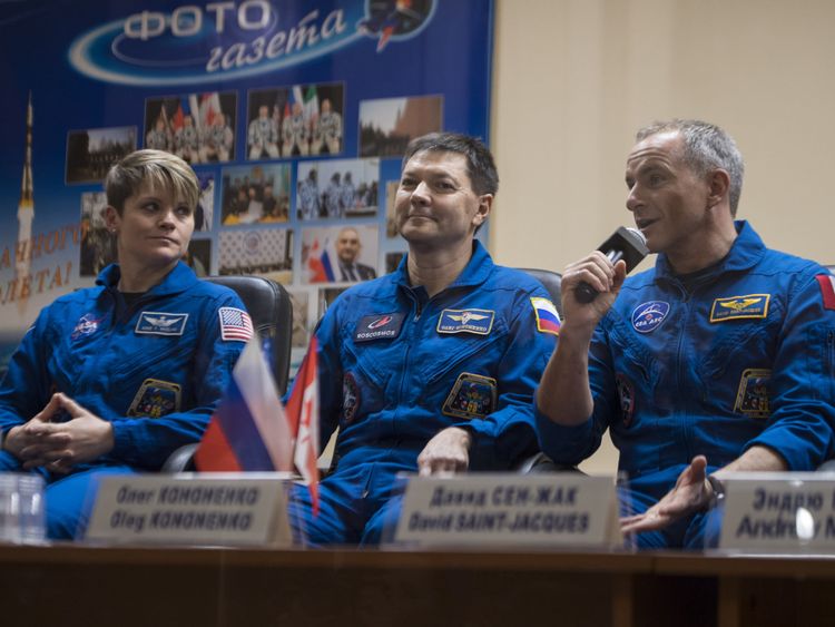 David Saint-Jacques, ingénieur navigant de l'expédition 58, répond à une question lors d'une conférence de presse, le dimanche 2 décembre 2018, à l'hôtel Cosmonaut de Baïkonour, au Kazakhstan. Il est vu avec ses coéquipiers, l’ingénieur de vol Anne McClain de la NASA (à gauche) et le commandant de Soyouz Oleg Kononenko de Roscosmos (centre). Le lancement de la fusée Soyouz est prévu pour le 3 décembre. Kononenko, McClain et Saint-Jacques seront en orbite pour commencer leur mission de six mois et demi sur la Station spatiale internationale. Crédit photo: (NASA / Aubrey Gemignani).