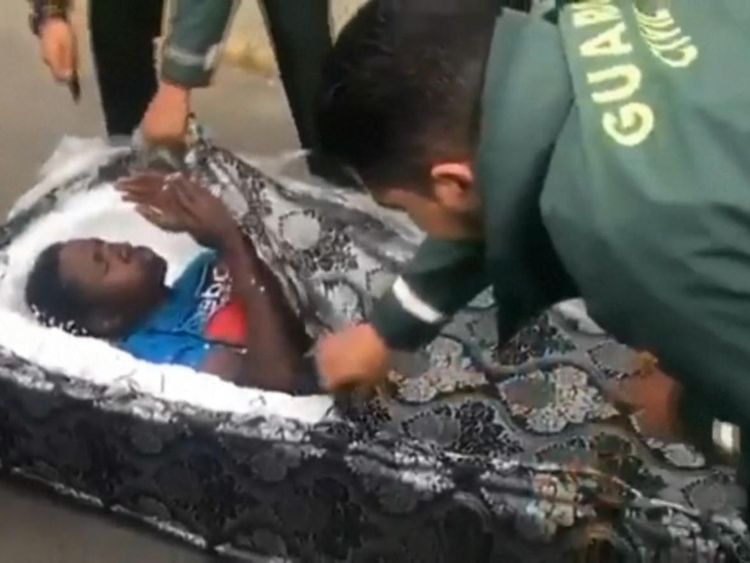 Migrants trouvés sur des matelas à un poste de contrôle dans l'enclave espagnole de Melilla en Afrique du Nord