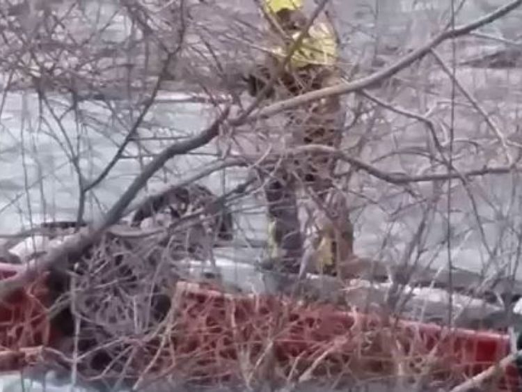 Un secouriste se tient au sommet du véhicule de M. Finn. Pic: Nouvelles ABC