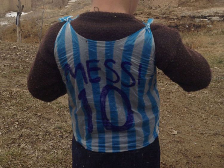 Le maillot de sac en plastique de Murtaza a été confectionné par son frère aîné 