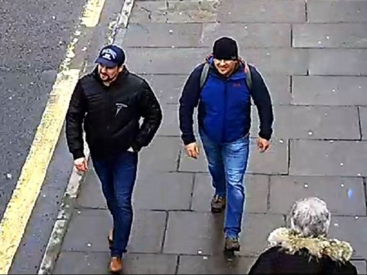 CCTV6 = image des deux suspects sur Fisherton Road, Salisbury à 13 h 05 le 4 mars 2018
