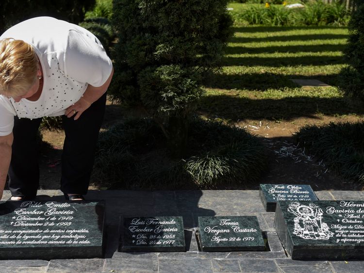 La soeur de Pablo Escobar, Luz Maria Escobar, nettoie une plaque sur sa tombe