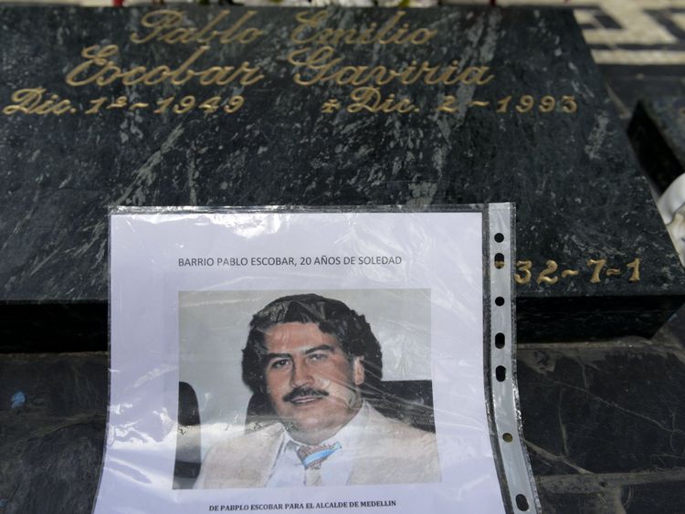 Une photo du seigneur de la drogue colombien Pablo Escobar sur sa tombe