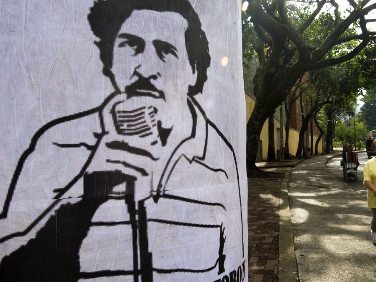 Une affiche avec l'image de Pablo Escobar est suspendue dans une rue de Medellin, en Colombie