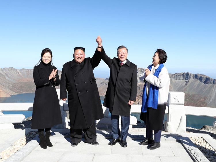 Kim Jong Un et Moon Jae-in avec leurs femmes en septembre au sommet des montagnes de Paektu