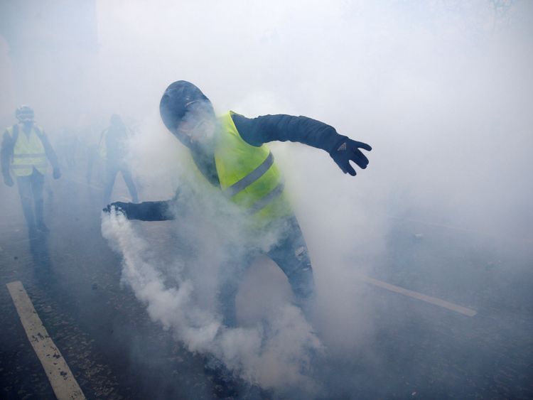 Des gaz lacrymogènes ont été tirés sur les manifestants, dont certains ont lancé des objets sur la police