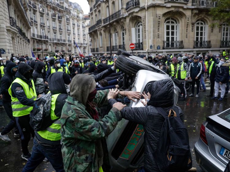 Une voiture a été renversée lors des manifestations et des véhicules incendiés