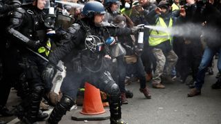La police utilise un spray au poivre pour repousser les manifestants à Paris